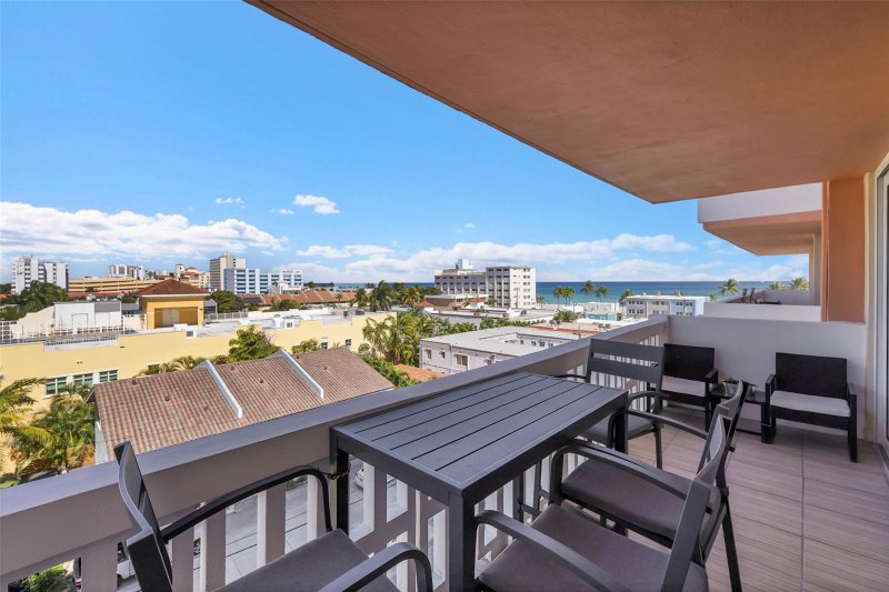 Condo for sale at Valiant House 605