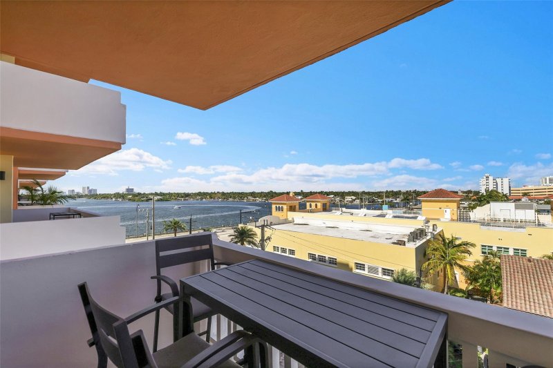 Condo for sale at Valiant House 605