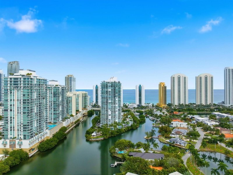 Condo for sale at Oceania 5 TH-9