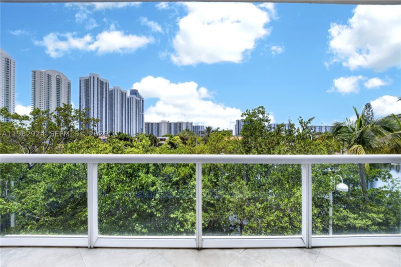Condo for sale at Oceania 5 TH-9