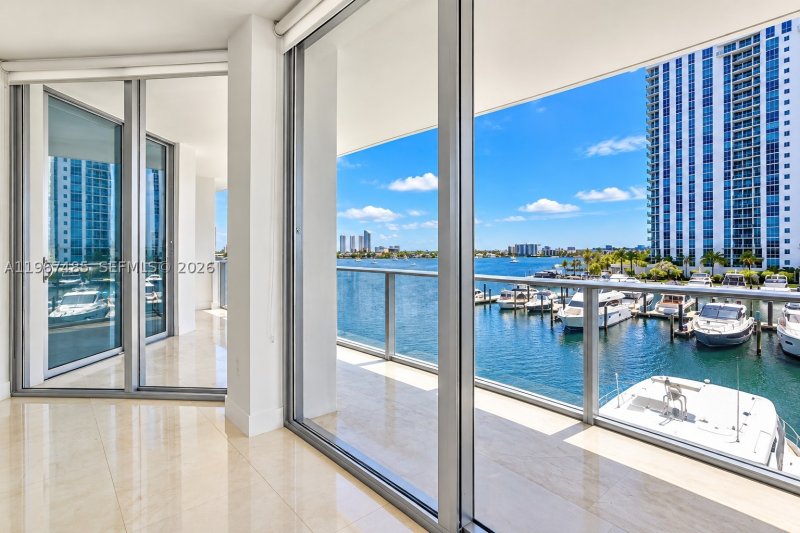 Comprar apartamento no Marina Palms Yacht Club 305