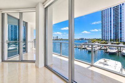 Comprar apartamento no Marina Palms Yacht Club 305
