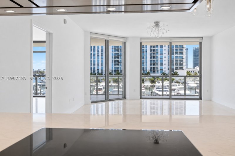 Comprar apartamento no Marina Palms Yacht Club 305