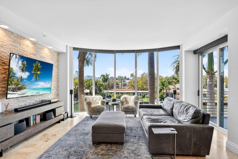 Condo for sale at Place Des Arts 6