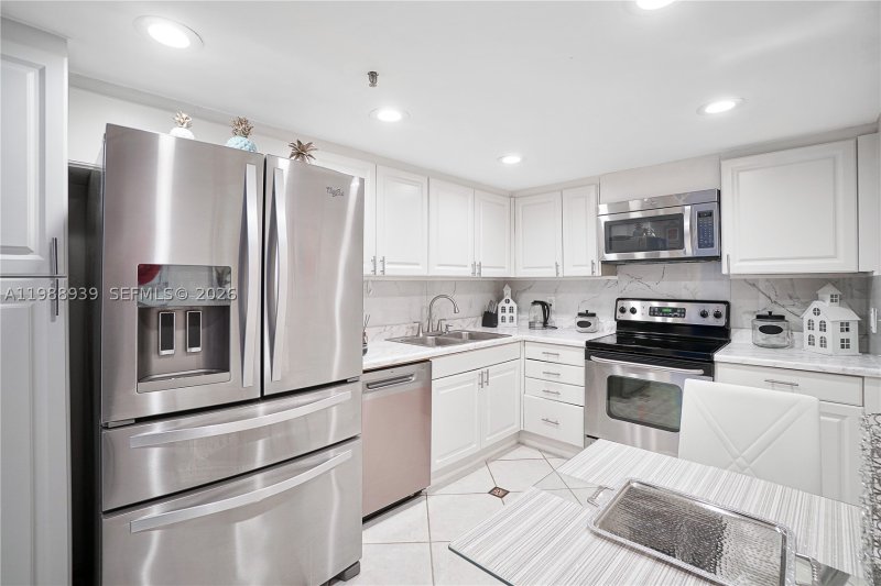 Apartment for rent at Nine Island Avenue 2410