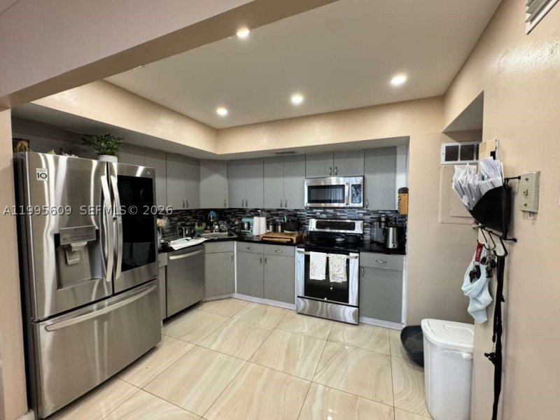 Condo for sale at Bayview Towers B1605