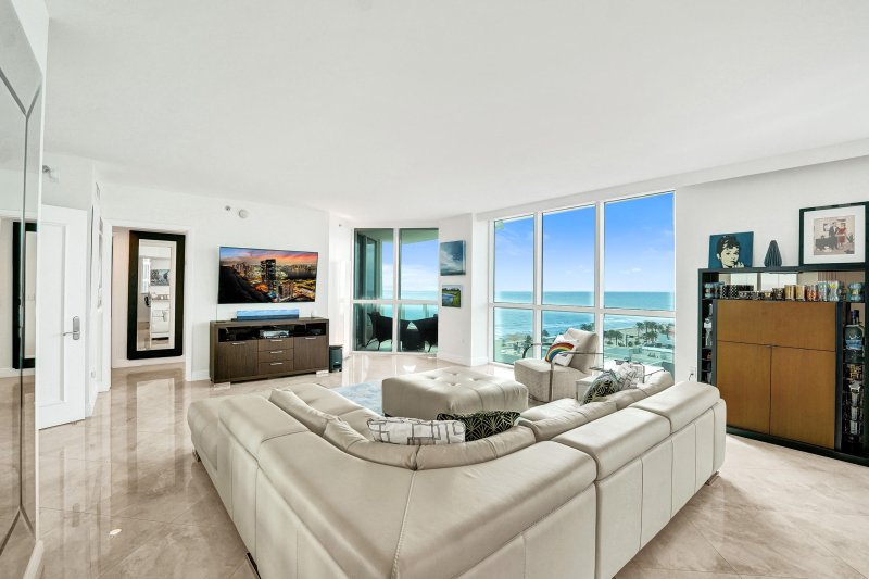 Condo for sale at Las Olas Beach Club 1107