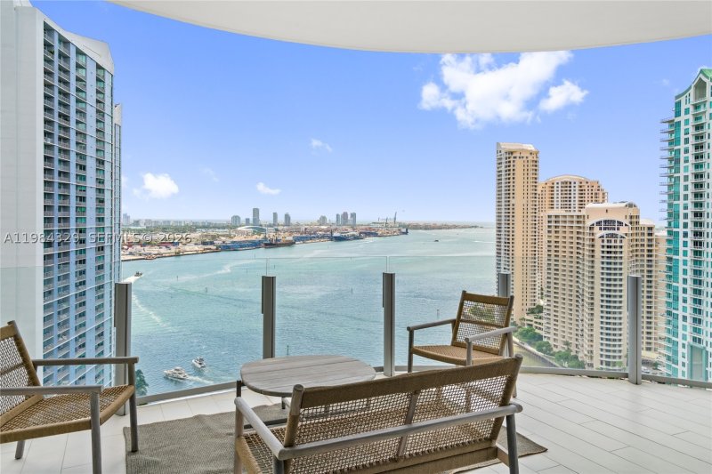 Alquiler de apartamento en Aston Martin Residences 2601E