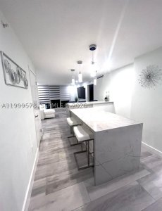 Aluguel de apartamento no The Collins Condo 806