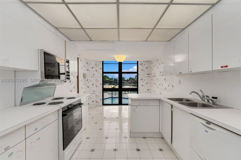 Condo for sale at Tower House 304