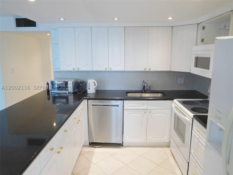 Condo for sale at Hallmark of Hollywood 305