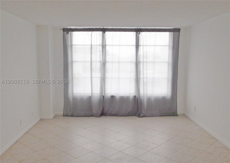 Condo for sale at Hallmark of Hollywood 305