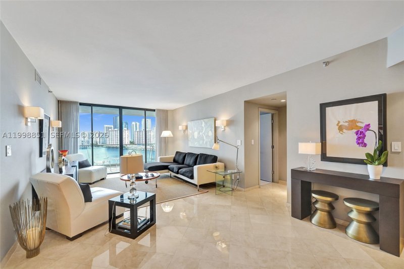 Condo for sale at Williams Island 2800 1001