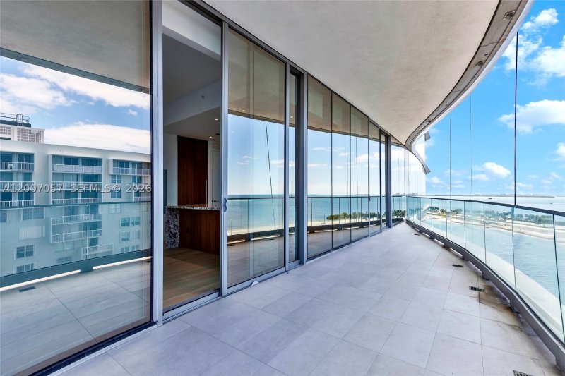 Comprar apartamento no Una Residences at Brickell 803