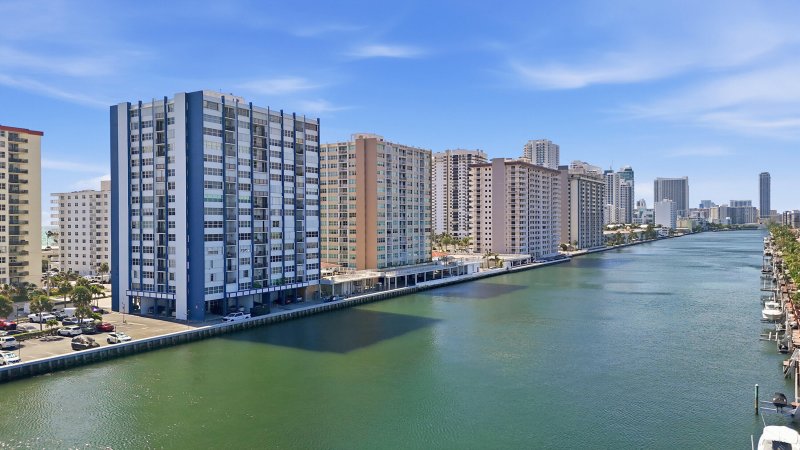 Condo for sale at Trafalgar Towers 303
