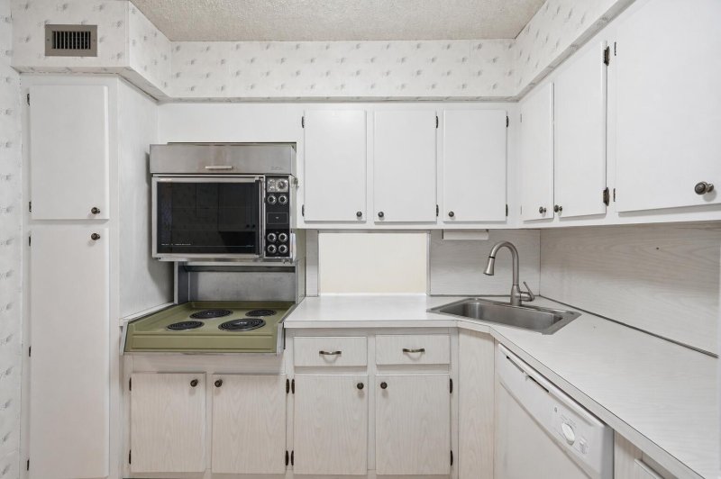 Condo for sale at Trafalgar Towers 303