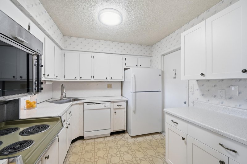 Condo for sale at Trafalgar Towers 303
