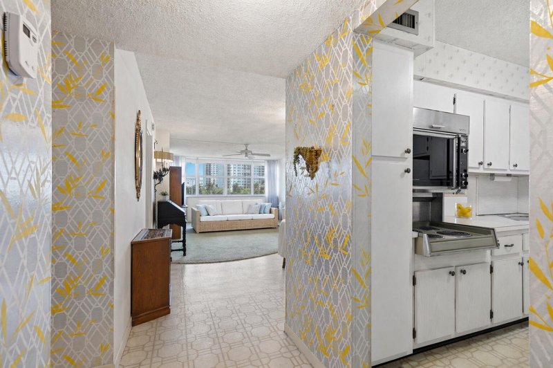 Condo for sale at Trafalgar Towers 303