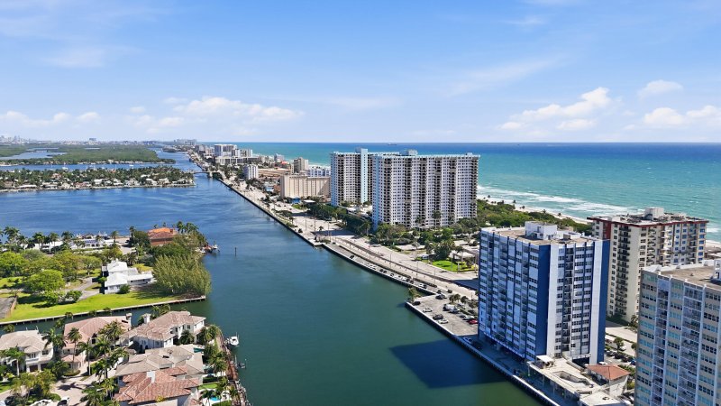 Condo for sale at Trafalgar Towers 303