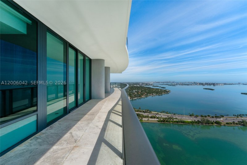 Comprar apartamento en One Paraiso PH5003