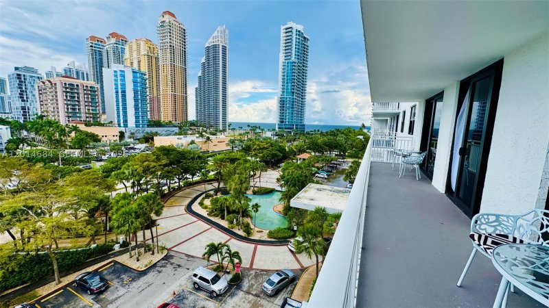 Condo for sale at Winston Towers 811