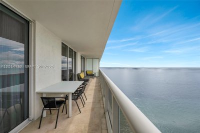 Comprar apartamento no Beach Club Two 4504