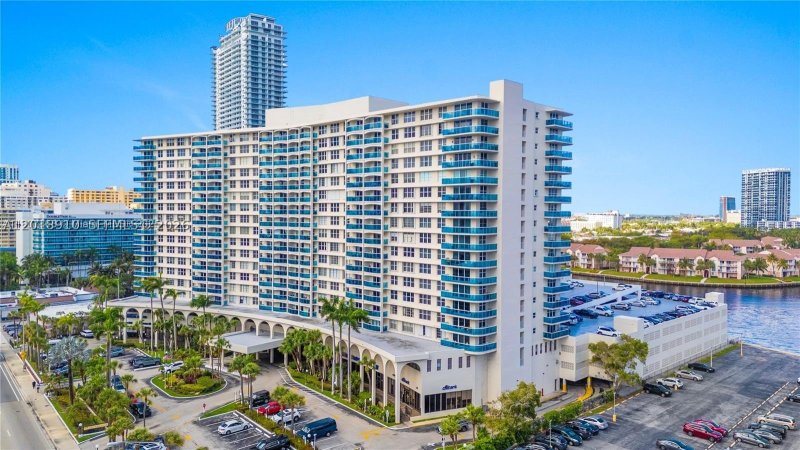 Condo for sale at Hallmark of Hollywood 1114