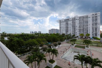 Comprar apartamento en Admirals Port Condos 504E