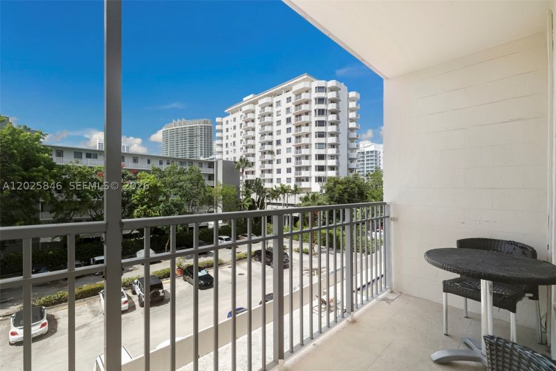 Condo for sale at Lincoln Towers B402