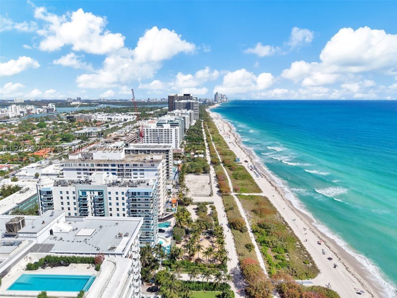 Comprar apartamento no The Waverly At Surfside 821