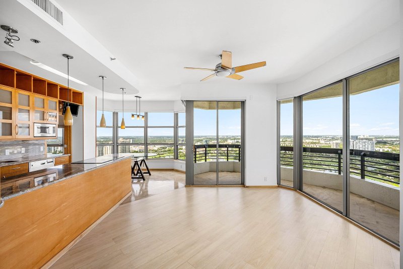 Condo for sale at Mystic Pointe 400