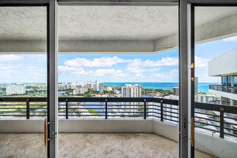 Condo for sale at Mystic Pointe 400