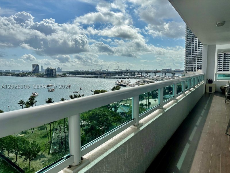 Aluguel de apartamento no 1800 Club 905