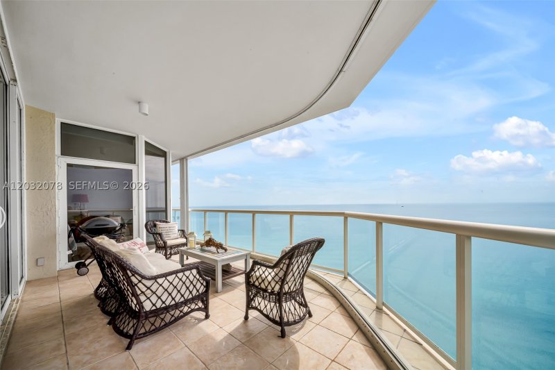 Apartment for rent at Renaissance on the Ocean 1501