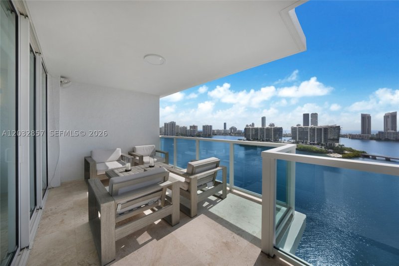 Condo for sale at Peninsula I 1806