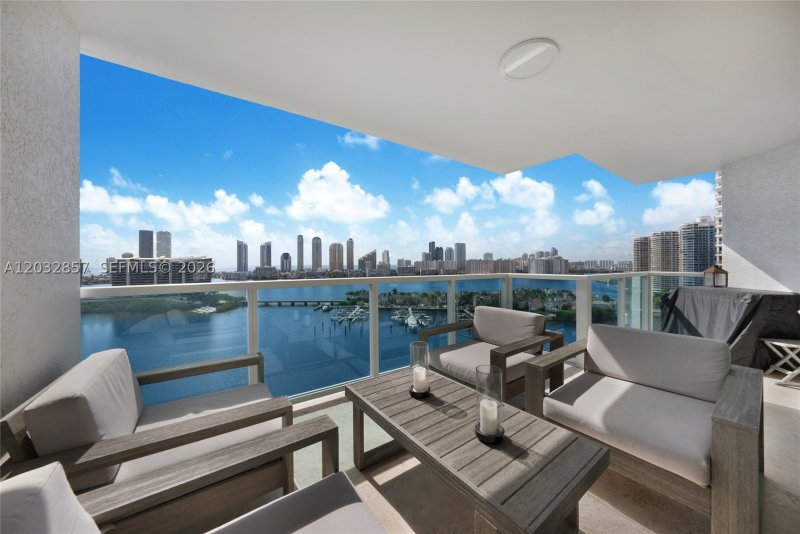 Condo for sale at Peninsula I 1806