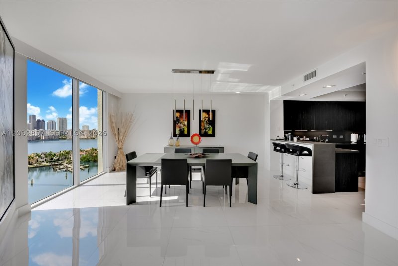 Condo for sale at Peninsula I 1806
