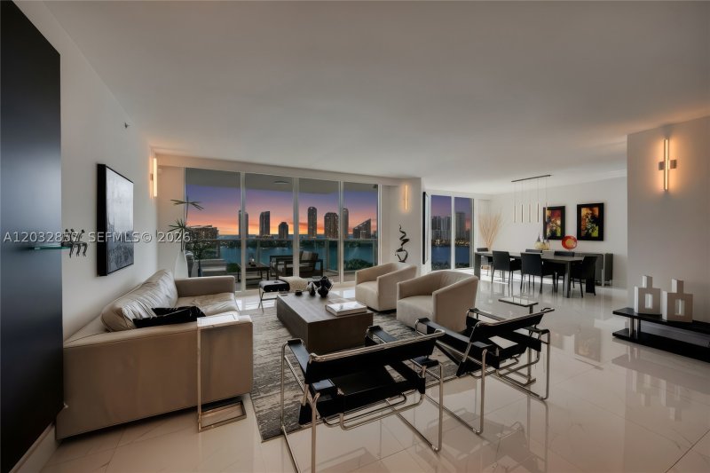 Condo for sale at Peninsula I 1806
