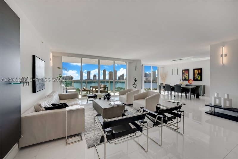 Condo for sale at Peninsula I 1806