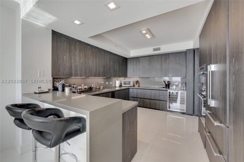 Condo for sale at Peninsula I 1806