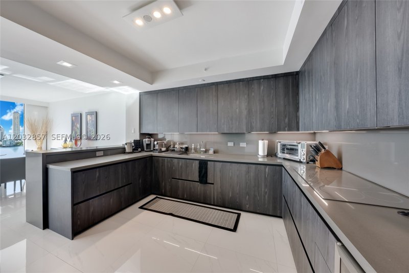 Condo for sale at Peninsula I 1806