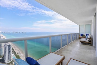 Comprar apartamento no Beach Club Two 4511