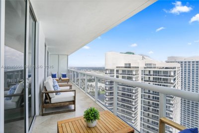 Comprar apartamento no Beach Club Two 4511