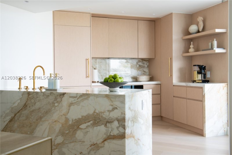 Comprar apartamento no The Waverly At Surfside 422