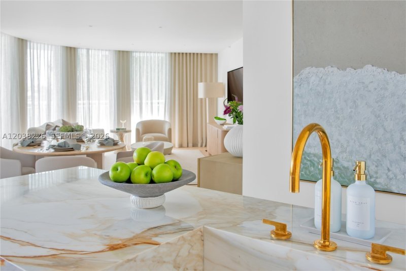 Comprar apartamento no The Waverly At Surfside 422