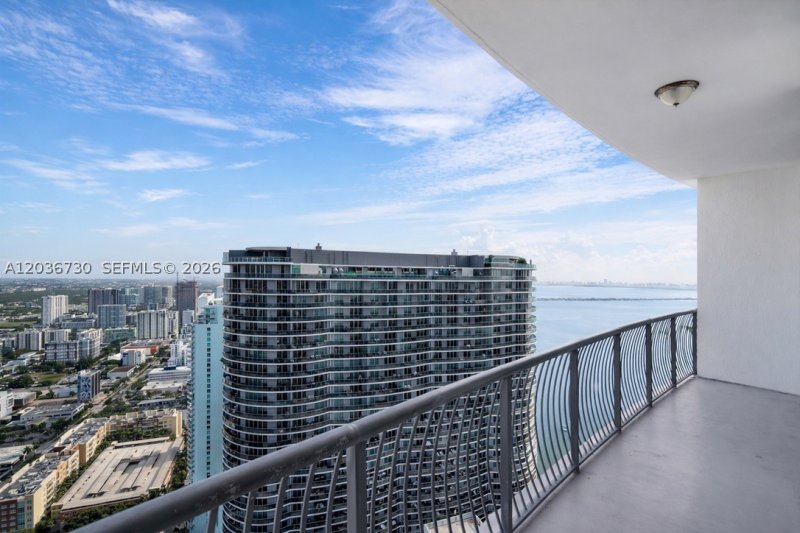 Aluguel de apartamento no Opera Tower 3811