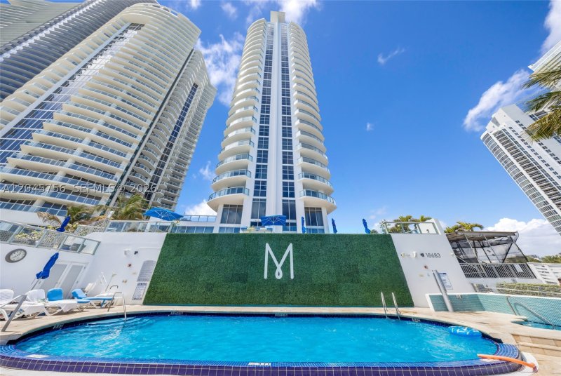 Comprar apartamento en M Resort Residences 1610