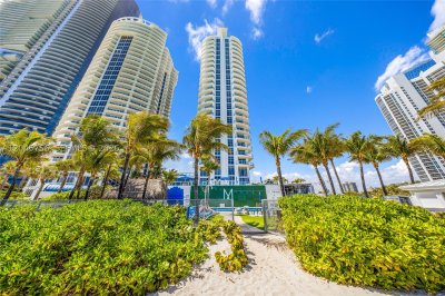 Comprar apartamento en M Resort Residences 1610