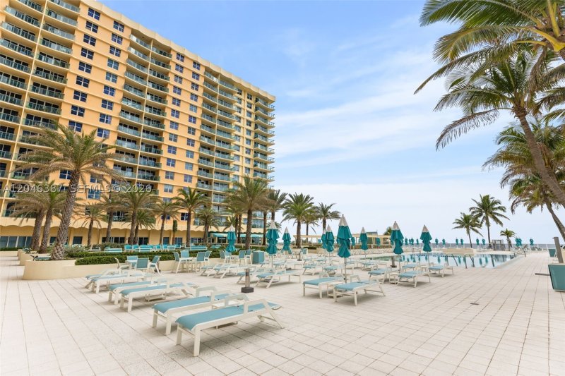 Condo for sale at The Wave Condo 438