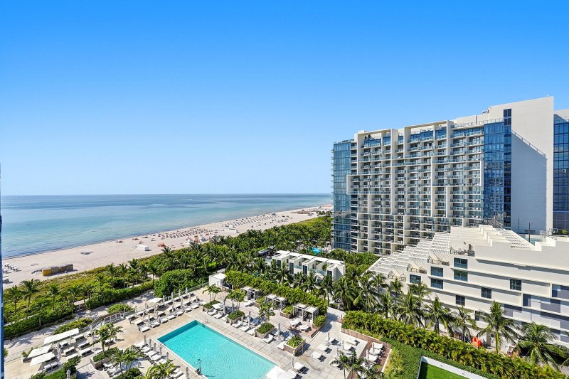 Condo for sale at Roney Palace 1205